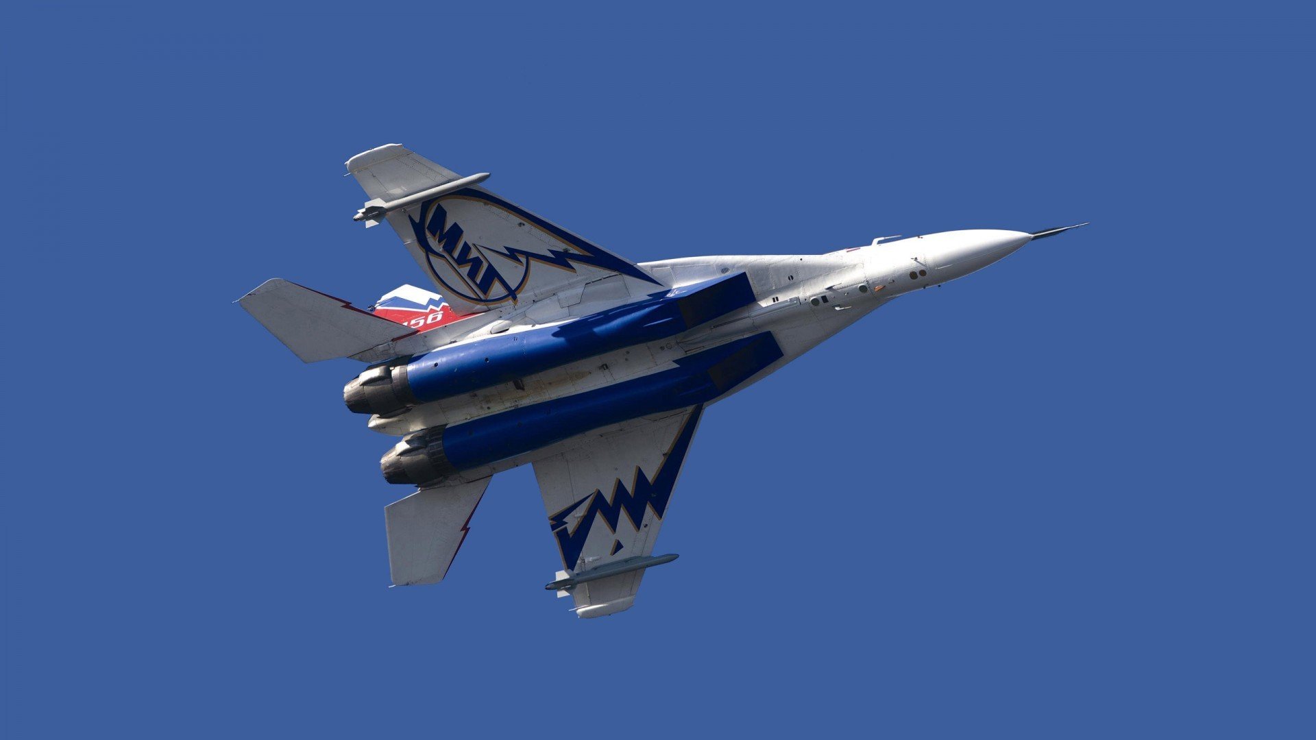 库里赛前热身三分十投十中状态神勇，库里参加三分球大赛